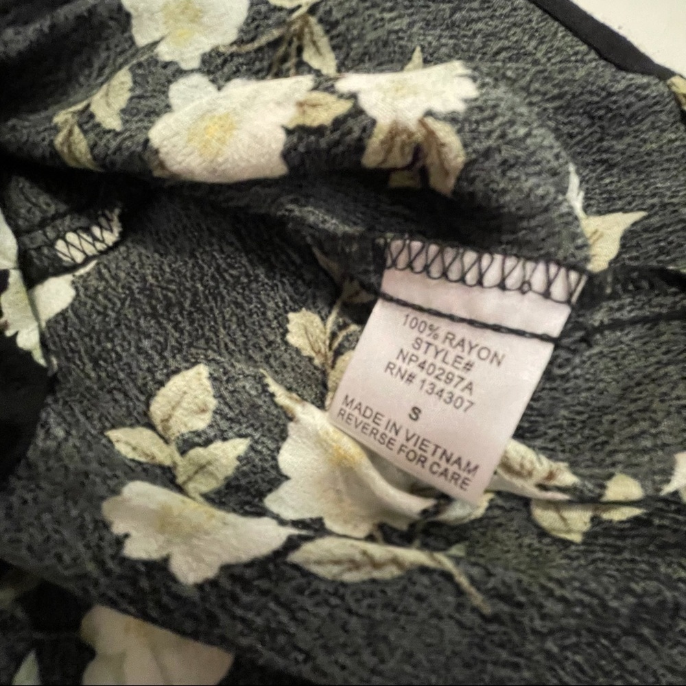 NWT LUMIERE Floral Wrap Romper - Picture 4 of 7